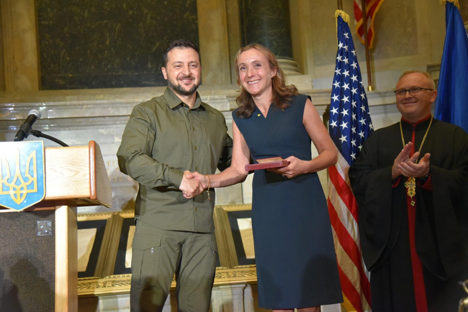 Dr. Jackson shaking hands with Ukrainian President Volodymyr Zelenskyy