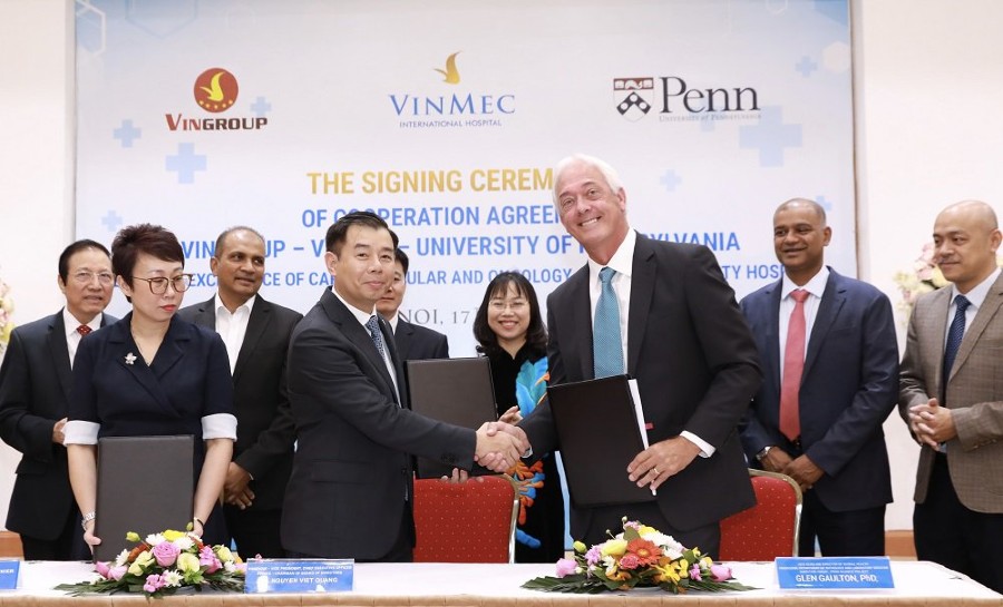 Vingroup-Penn Alliance Signing Ceremony with handshake