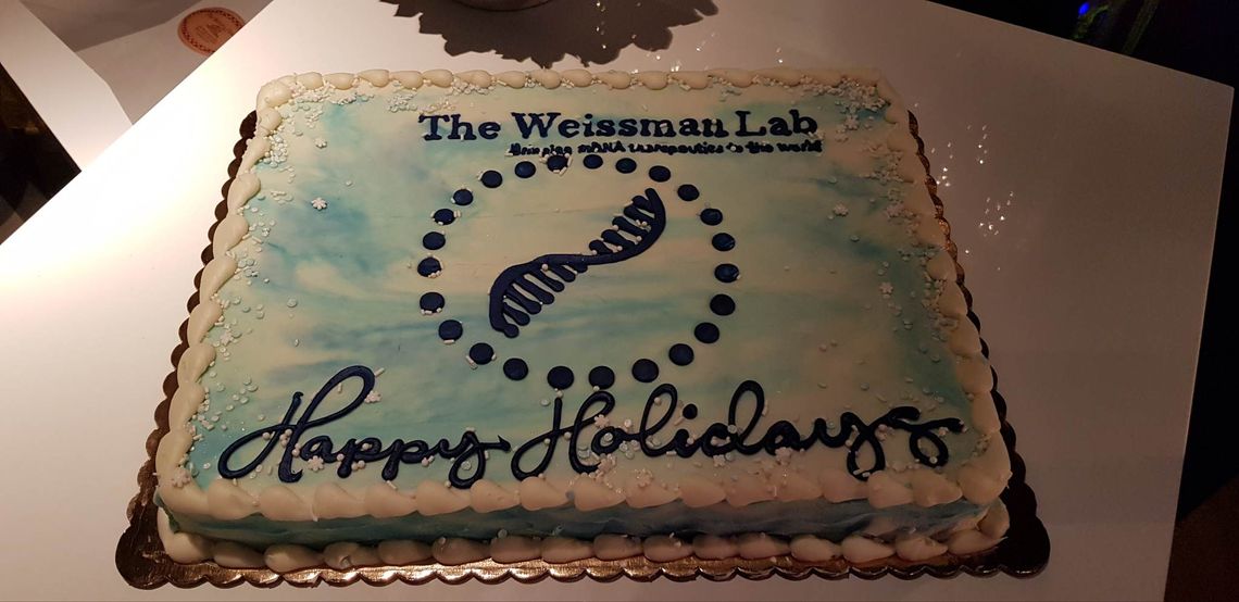 Picture of a cake that says "Happy Holidays from the Weissman Lab"
